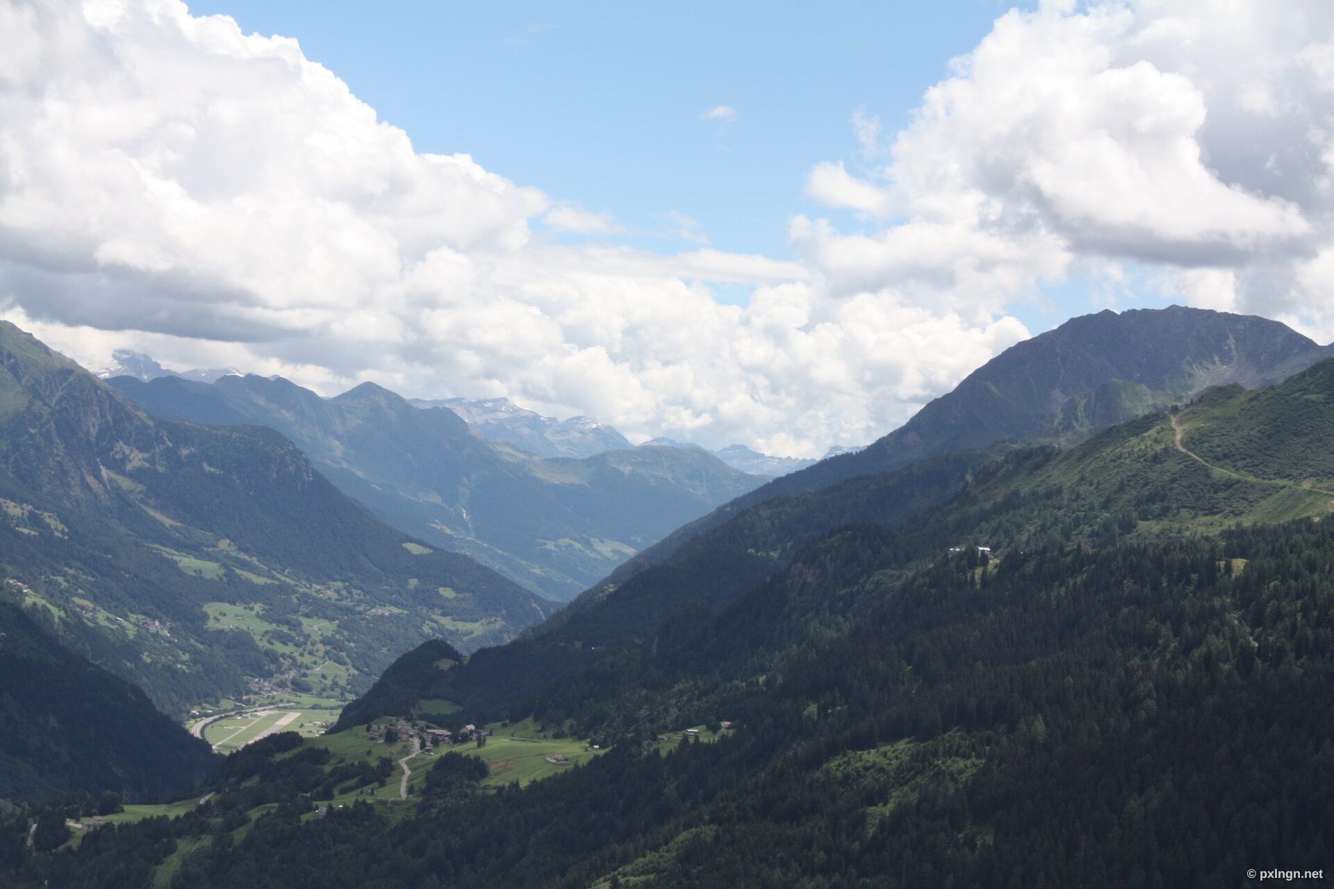Original: Alpine Landschaft mit Raumschiffen und futuristischen Türmen