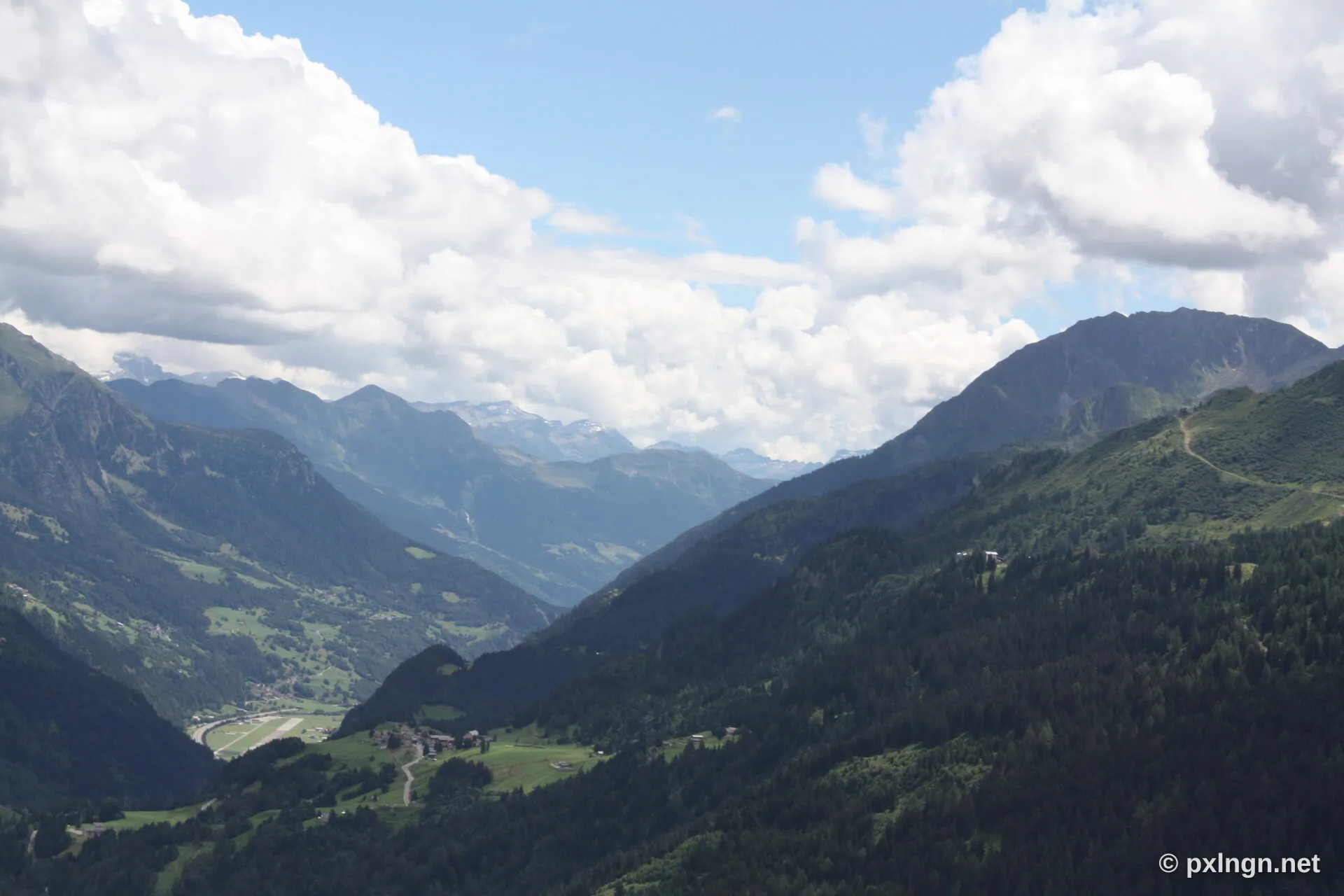 Original: Alpine Landschaft mit Raumschiffen und futuristischen Türmen